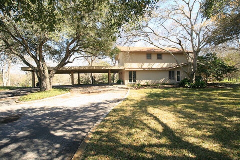 rear with carport
